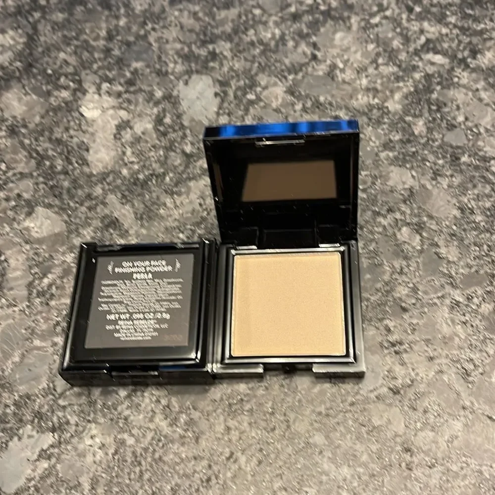 Reina Rebelde Almendra Mini Perla Finishing Powder bare face or over foundation
